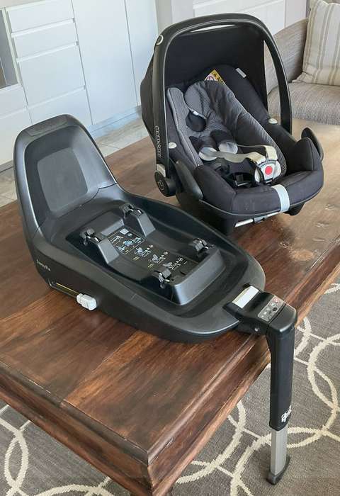 Maxi Cosi Baby car seat PLUS Isofix base