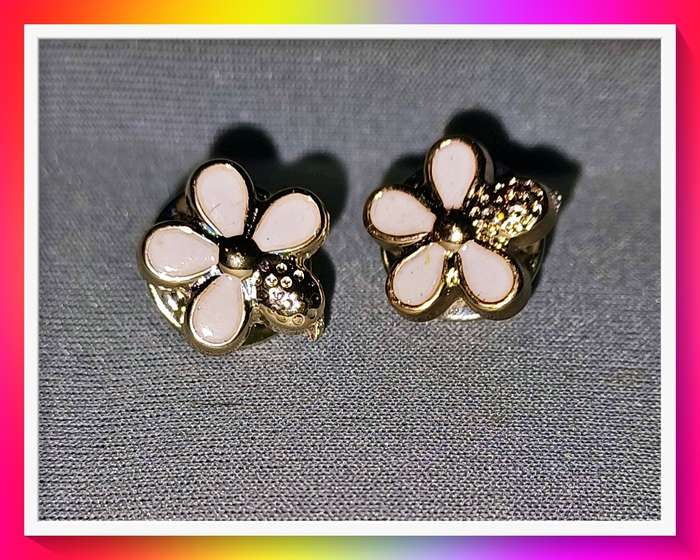 Lovely daisy design white flower lapel pin set
