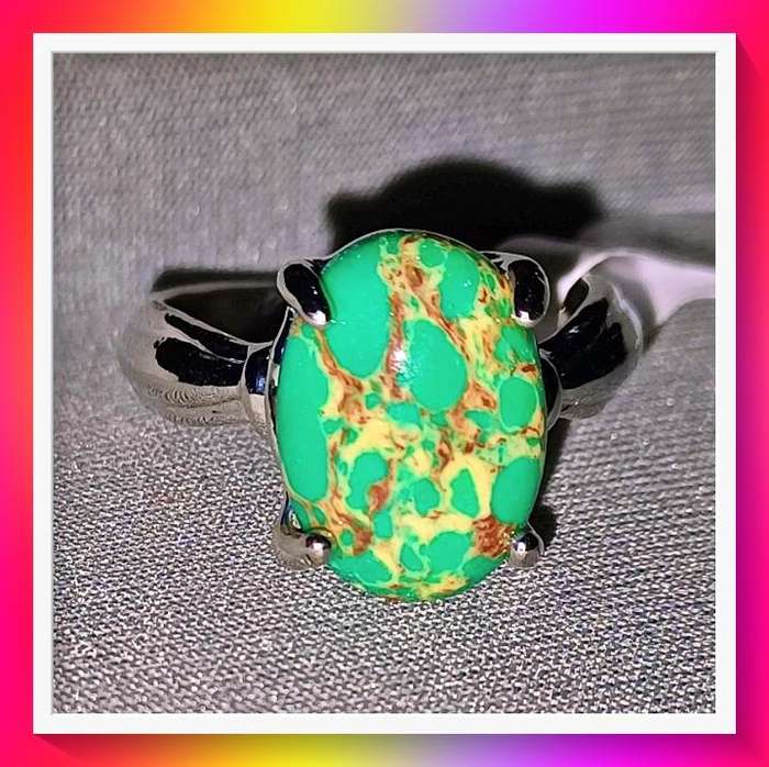 Gorgeous gold and green vintage look stone ring 18mm