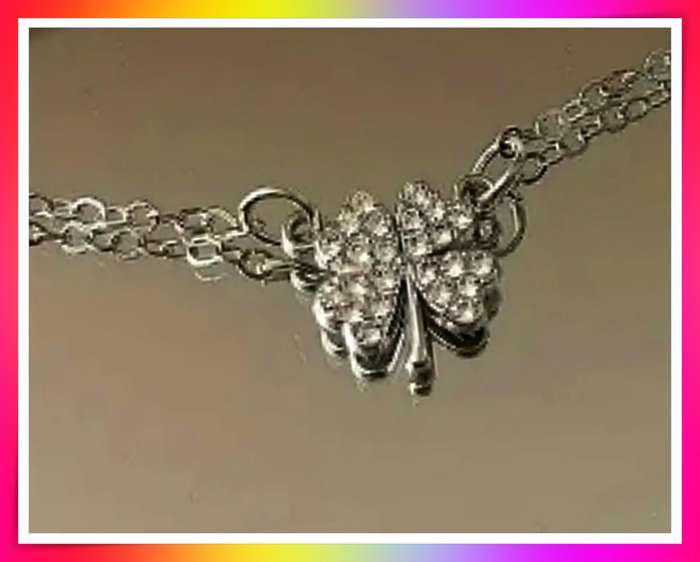 Elegant Classic Four-Leaf Clover Pendant Necklace
