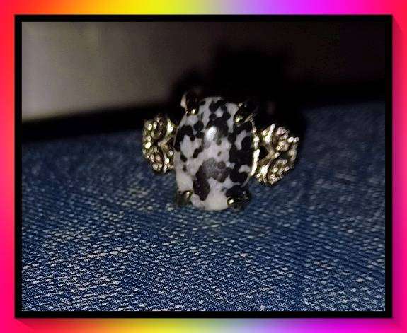 Exquisite Black and White Coloured Antique Style Stone Ring 18mm