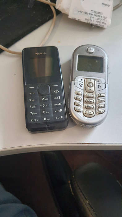 2 x Old phones As is