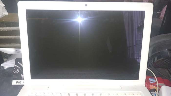 MacBook 2006 A1181 (Untested no charger)