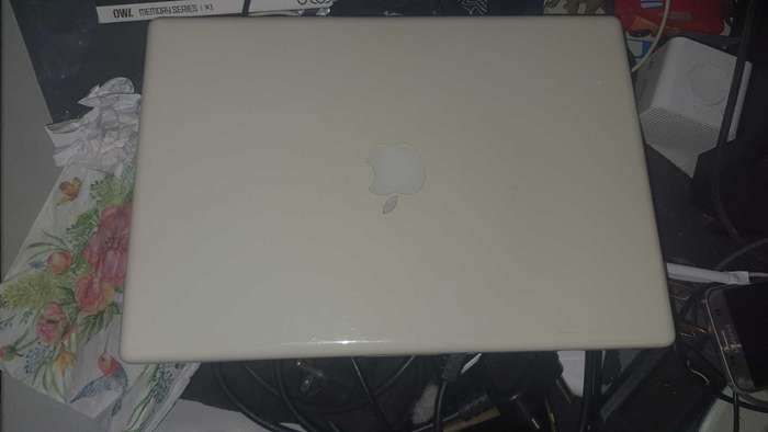 MacBook 2006 A1181 (Untested no charger)