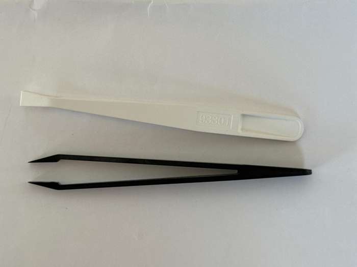 Plastic tweezers, for banknotes and coins. 11.5cm.