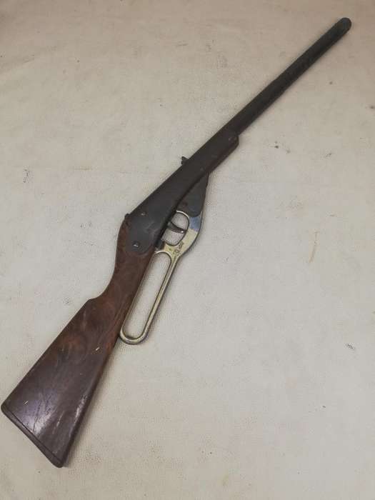 VINTAGE DAISY MODEL 960 NOISE-MAKER AIR RIFLE