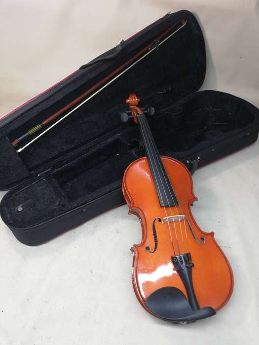 A MAGNIFICENT ORIGINAL ANTONIO GIULIANI MODEL SV-1 SIZE 3/4 VIOLIN WITH A BOW IN A CARRY CASE
