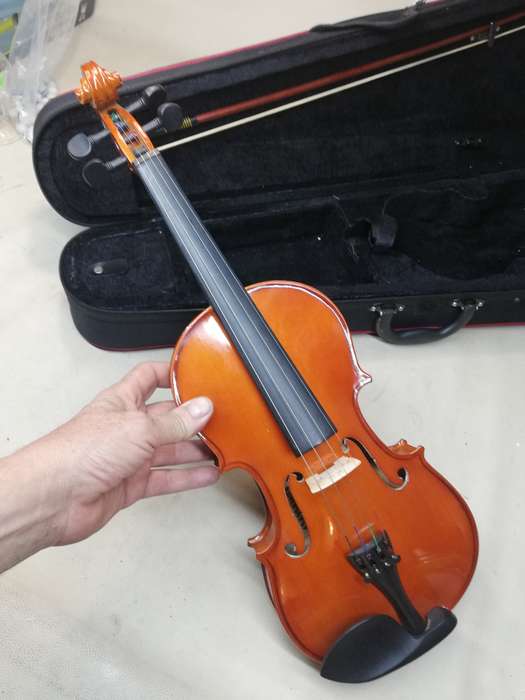 A MAGNIFICENT ORIGINAL ANTONIO GIULIANI MODEL SV-1 SIZE 3/4 VIOLIN WITH A BOW IN A CARRY CASE