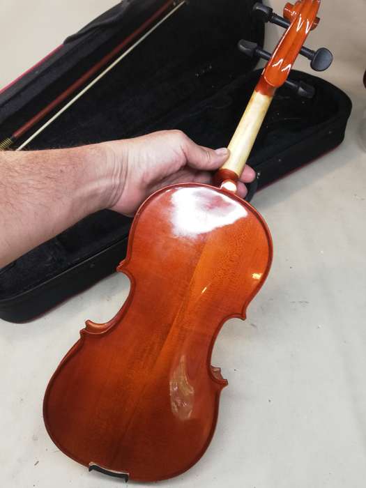 A MAGNIFICENT ORIGINAL ANTONIO GIULIANI MODEL SV-1 SIZE 3/4 VIOLIN WITH A BOW IN A CARRY CASE