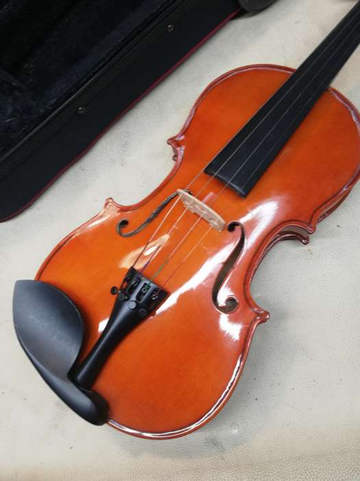 A MAGNIFICENT ORIGINAL ANTONIO GIULIANI MODEL SV-1 SIZE 3/4 VIOLIN WITH A BOW IN A CARRY CASE