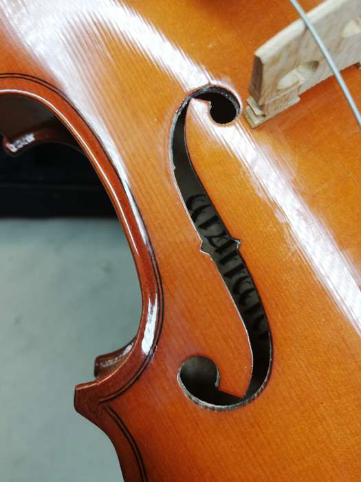 A MAGNIFICENT ORIGINAL ANTONIO GIULIANI MODEL SV-1 SIZE 3/4 VIOLIN WITH A BOW IN A CARRY CASE