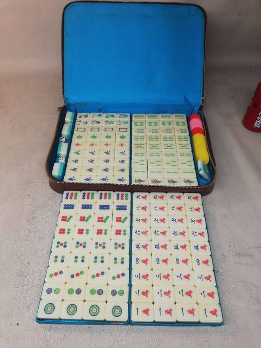 Vintage 1950's Mah Jongg Set - 148 Bakelite Tiles - in a Zipper Case