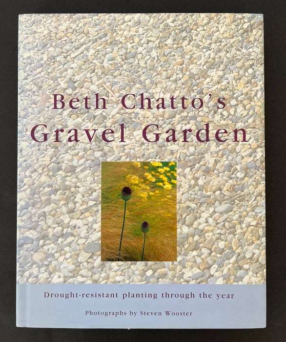 Beth Chatto's Gravel Garden - Drought-resistant planting throughout the year