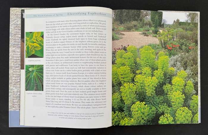 Beth Chatto's Gravel Garden - Drought-resistant planting throughout the year