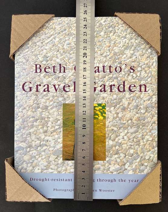 Beth Chatto's Gravel Garden - Drought-resistant planting throughout the year
