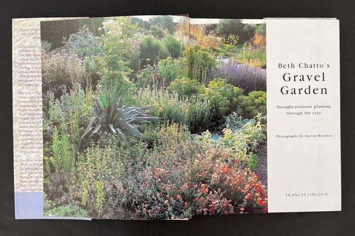 Beth Chatto's Gravel Garden - Drought-resistant planting throughout the year