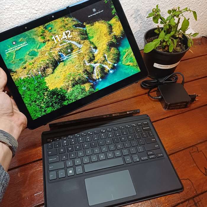 Touch screen Dell Latitude 5290 2in1 core I5, 8 GB RAM . 256 Nvme SSD, 8th Gen