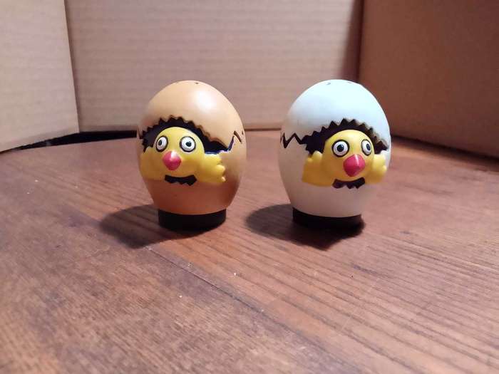 2 stunning cute salt and pepper shakers (see photo for damage to one)