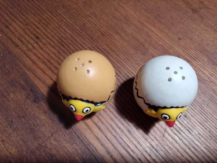 2 stunning cute salt and pepper shakers (see photo for damage to one)