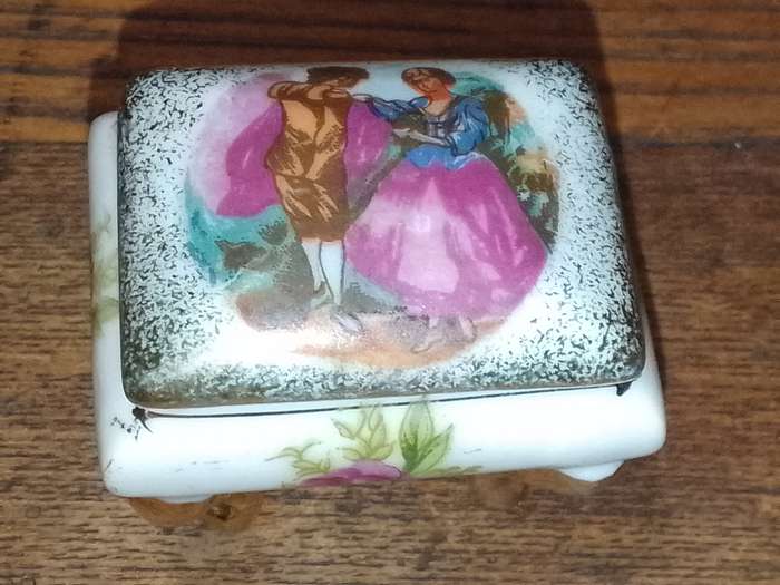 stunning little Porcelain trinket (No name)