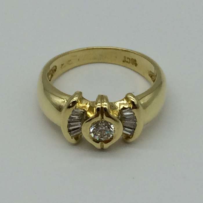Attractive 18ct Gold & Diamond Dress Ring (V. R50 660)