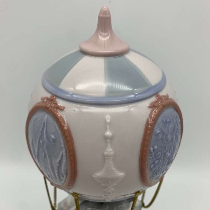 Large Attractive 'Lladro' Hot Air Balloon Figurine (Through the Clouds)