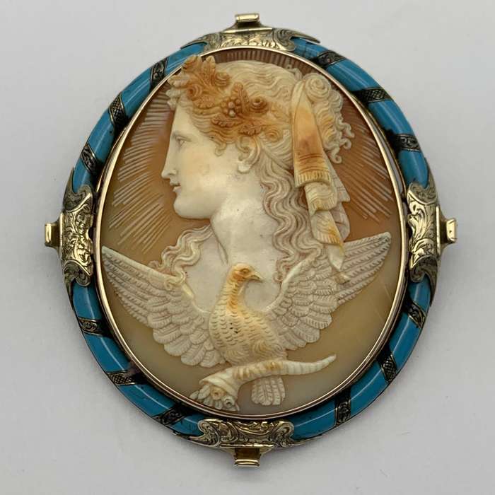 Large Victorian Gold 'Goddess of Dawn' Cameo Brooch