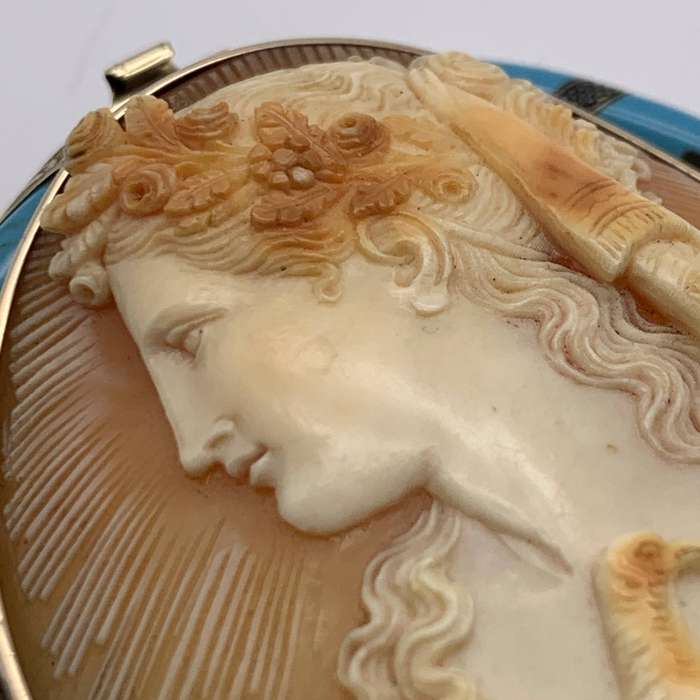 Large Victorian Gold 'Goddess of Dawn' Cameo Brooch