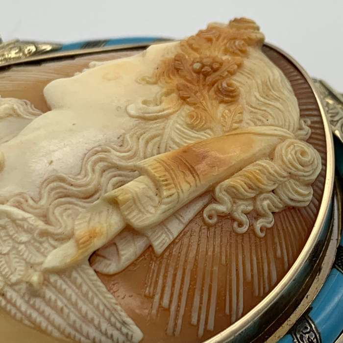 Large Victorian Gold 'Goddess of Dawn' Cameo Brooch