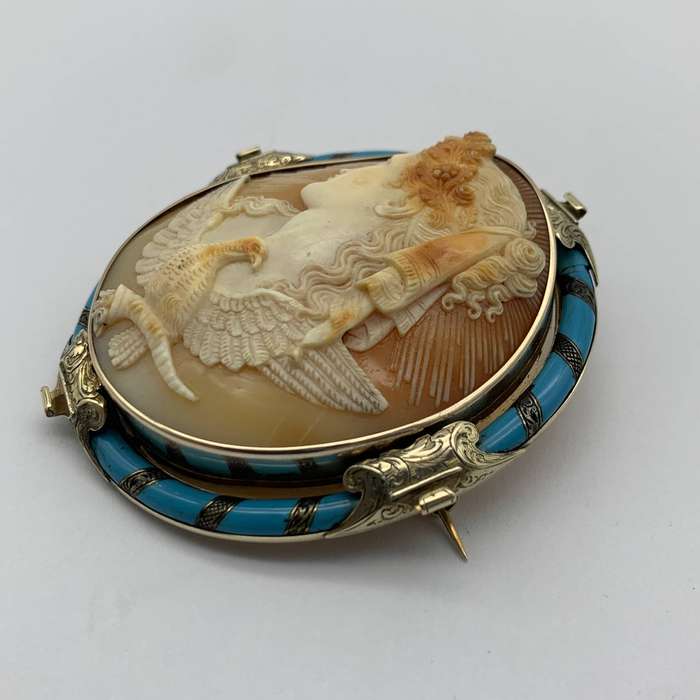 Large Victorian Gold 'Goddess of Dawn' Cameo Brooch