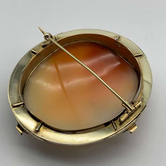 Large Victorian Gold 'Goddess of Dawn' Cameo Brooch