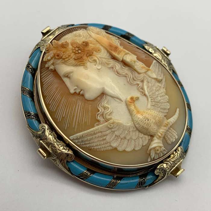 Large Victorian Gold 'Goddess of Dawn' Cameo Brooch