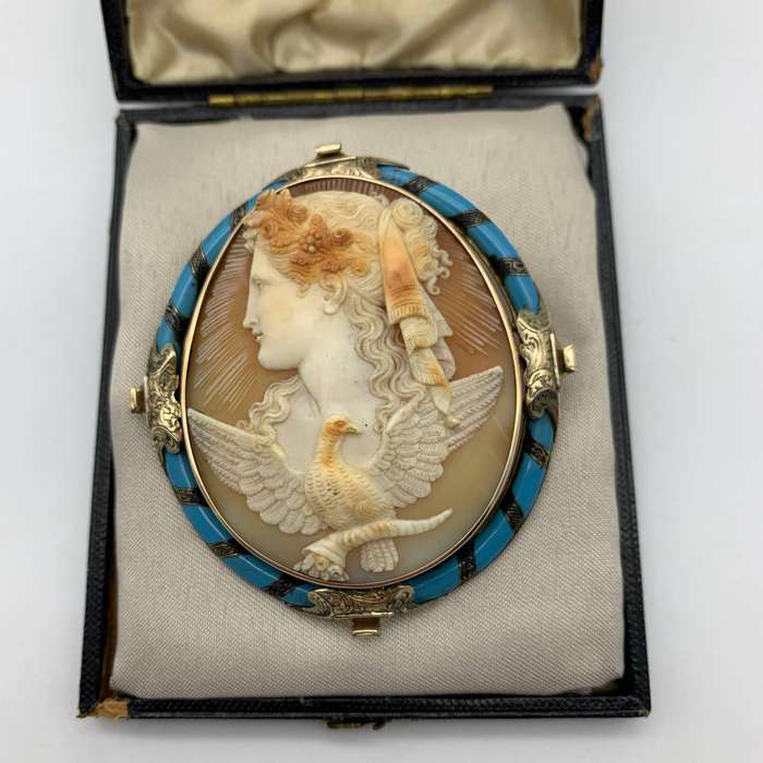 Large Victorian Gold 'Goddess of Dawn' Cameo Brooch