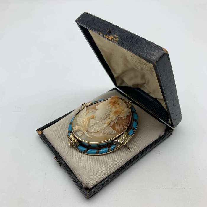 Large Victorian Gold 'Goddess of Dawn' Cameo Brooch