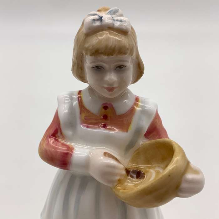 Royal Doulton 'Mothers Helper' Figurine (HN 3650)