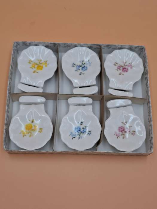 6x Ceramic Place Card Holders with Floral Bon Bon Pads