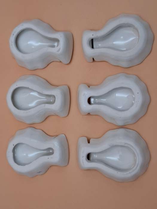 6x Ceramic Place Card Holders with Floral Bon Bon Pads