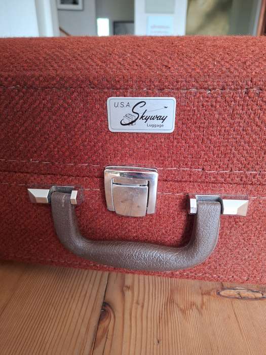 Vintage Skyway USA Rust Colour Tweed suitcase with Metal Clips & Brown Interior - Great Condition