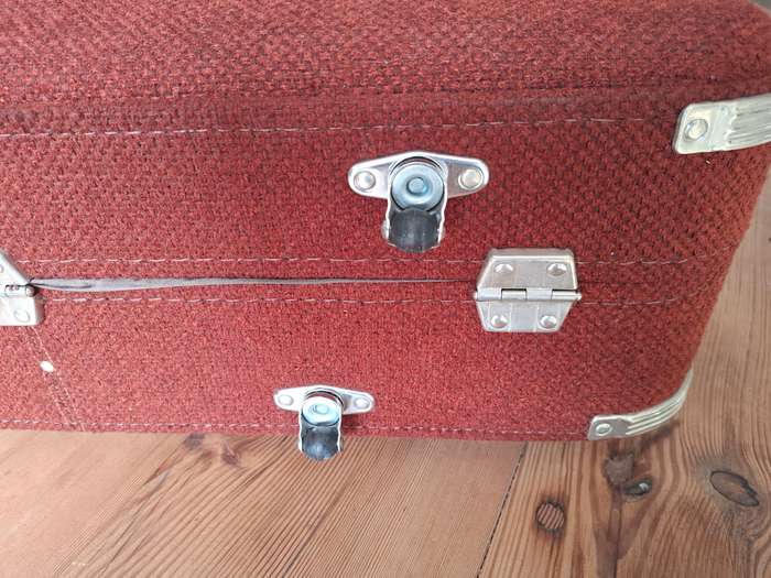 Vintage Skyway USA Rust Colour Tweed suitcase with Metal Clips & Brown Interior - Great Condition