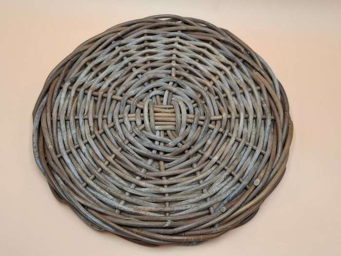 Vintage Hand Woven Rustic Rattan Placemats - 4 x 35cm diameter & 2 x 25cm diameter - Great condition