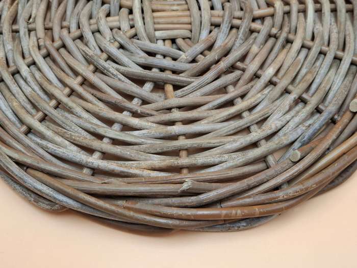 Vintage Hand Woven Rustic Rattan Placemats - 4 x 35cm diameter & 2 x 25cm diameter - Great condition