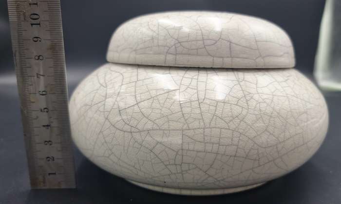 Vintage Chinese Style Ceramic Tea Caddy with Unique Crackle Glaze