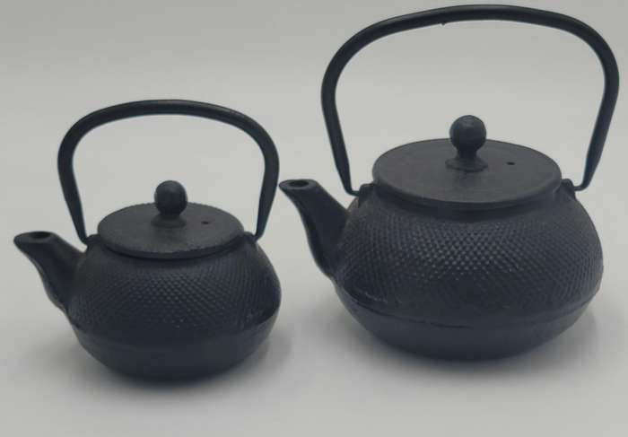 Vintage Japanese Style Teapots in Cast Iron - 2 Pots in different sizes - Great Condition