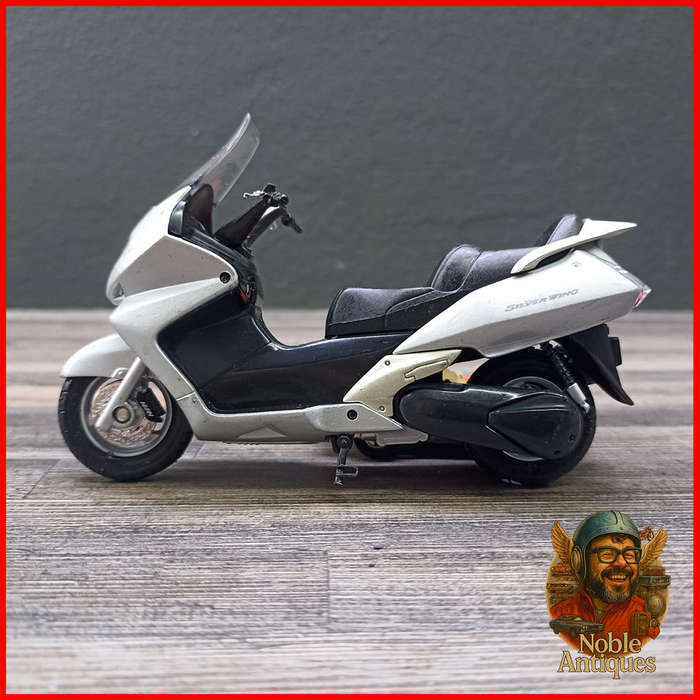 Honda Silver Wing Motorcycle Die-cast Scale 1:18