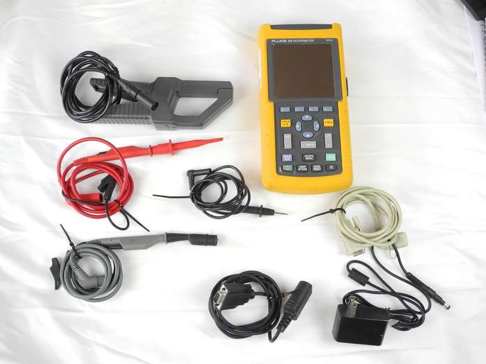 FLUKE 123 Industrial ScopeMeter with Accessories & Calibration Certificate
