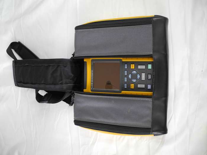 FLUKE 123 Industrial ScopeMeter with Accessories & Calibration Certificate