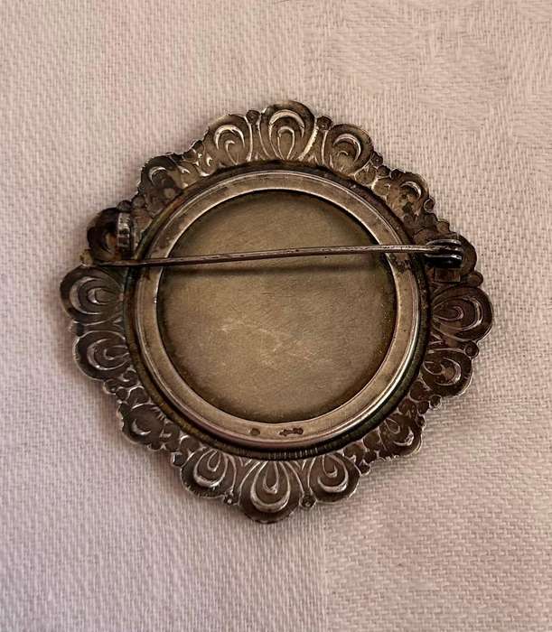 Vintage Sterling Silver Brooch & 2 Sterling Silver Coins (53.1g)