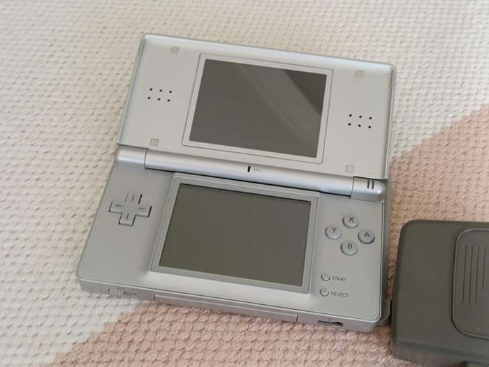 Nintendo Ds Lite +Original Charger and Stylus