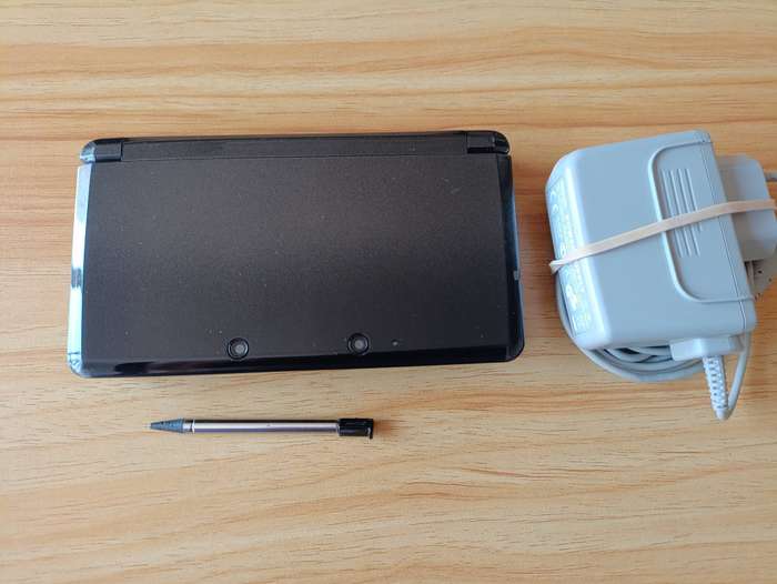 Nintendo 3DS Console with Original Charger and stylus