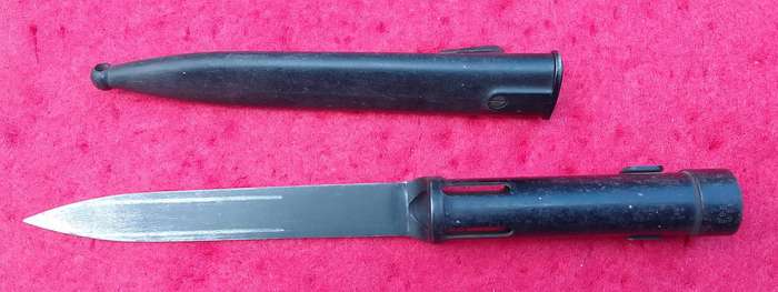 R1 BAYONET WITH PLASTIC SCABBARD ( NUMBERED 295664 )